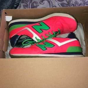 New Balances size 6.5 ( 8 in women’s)